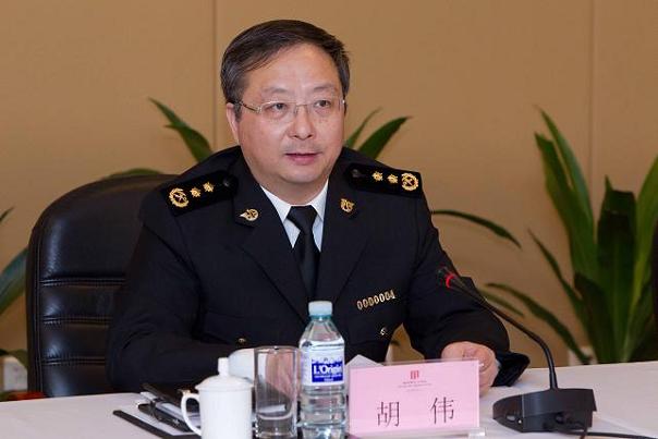 图为:胡伟通报打击走私工作情况 徐辉/摄