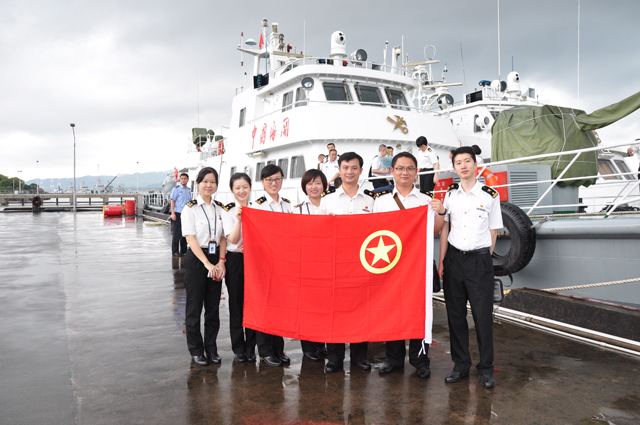 6月9日上午,江门海关现场业务二处组织20余名党员干部到缉私局新会海