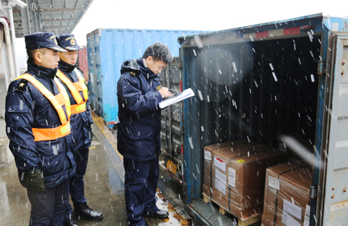 上海海关查验现场迎初雪(图)