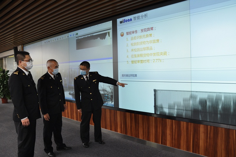 图为:黄埔海关审像中心关员结合智能审图系统发现异常的提示开展综合