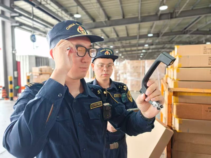 海关关员使用AR眼镜和查验助手识别货物 拍摄者：吕良剑