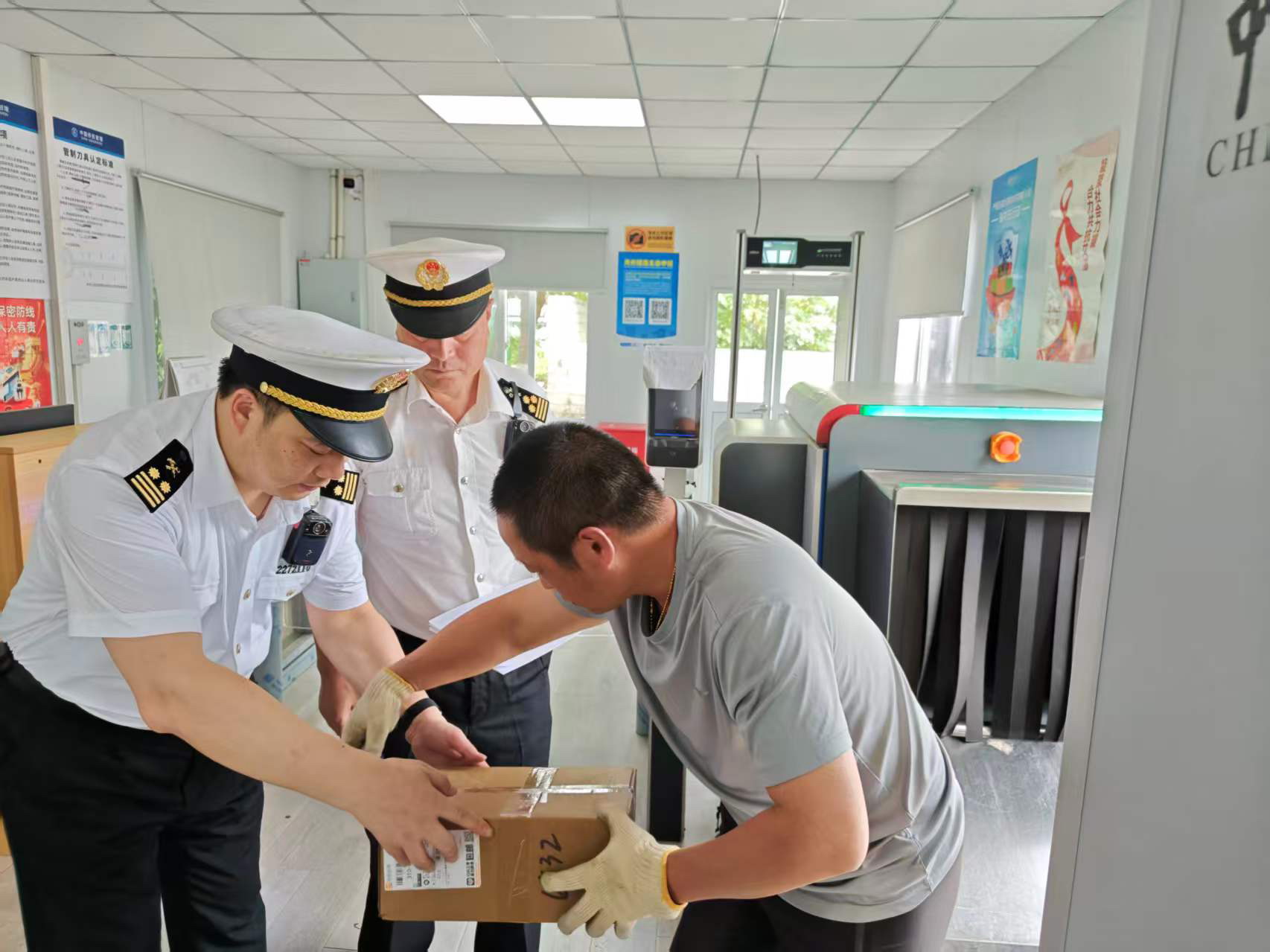 服务有温度 监管有力度——上海海关试点船员快递配送上船服务
